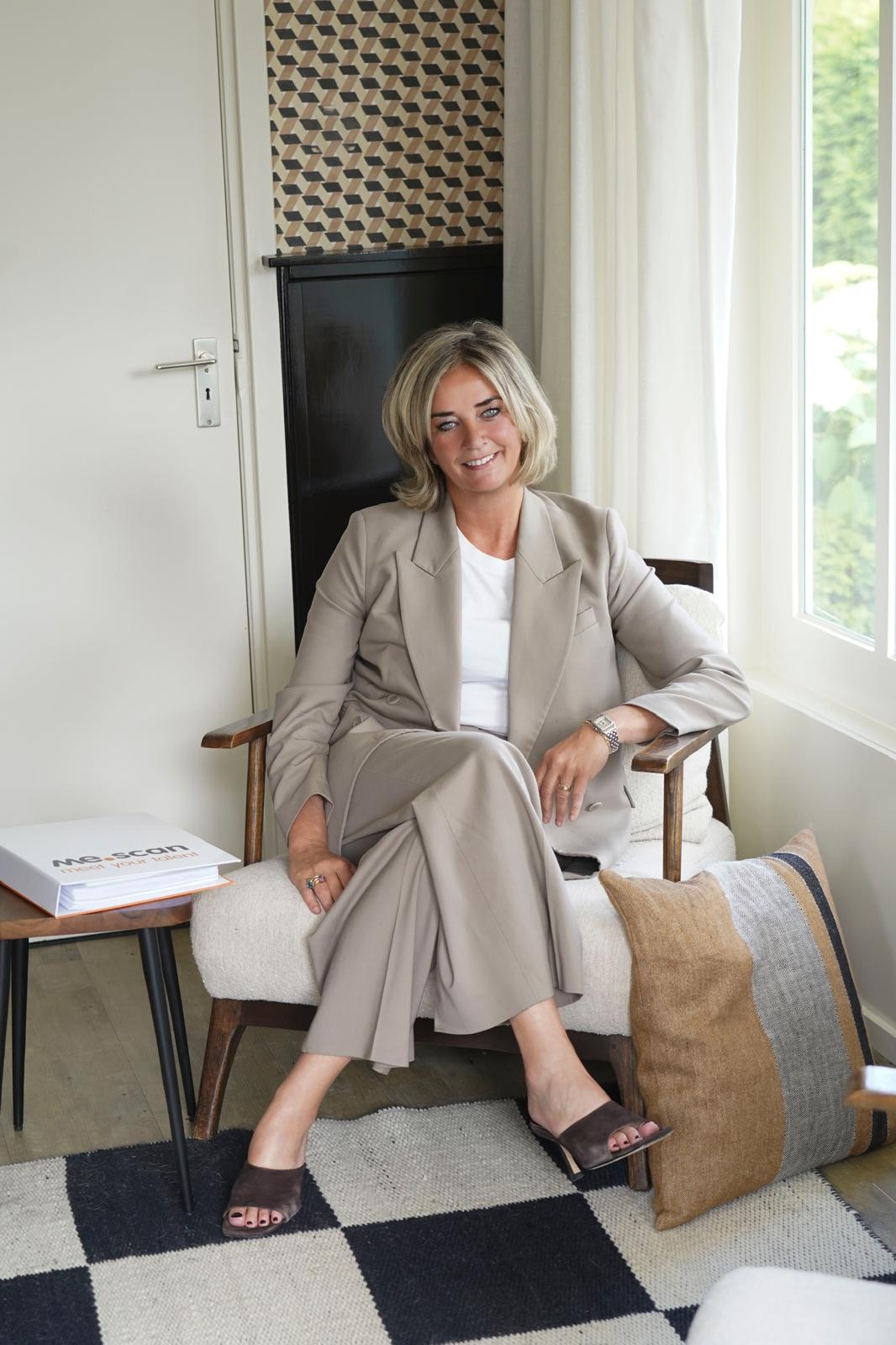 Kim zittend bij het raam